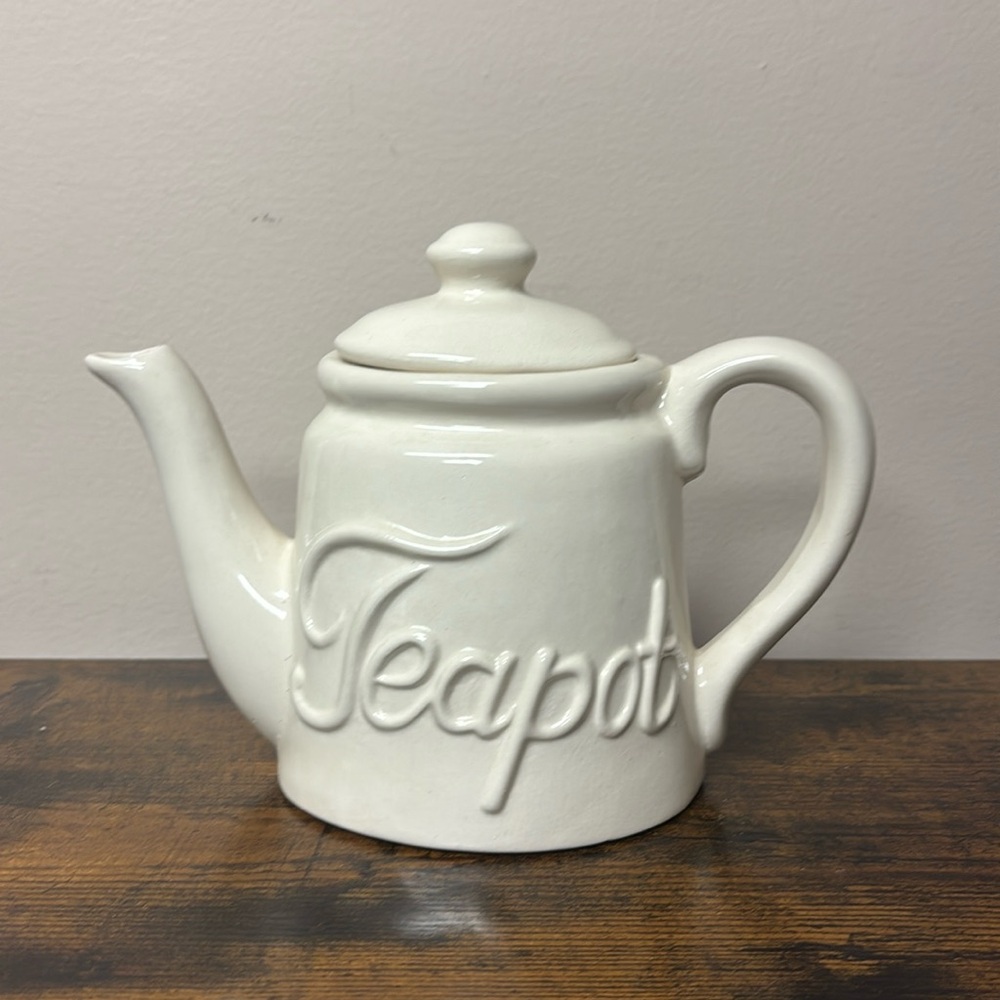 Farmhouse Raised Design Ceramic Tea Pot